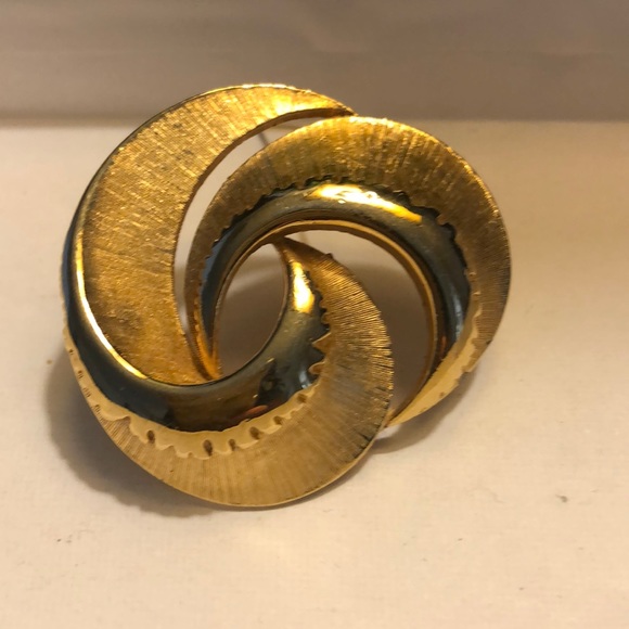 Gold Swirl Design Brooch - Picture 4 of 5
